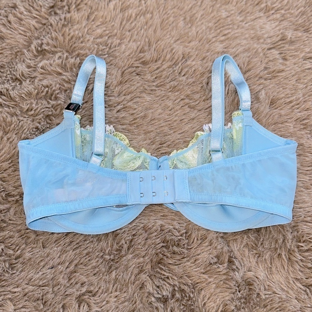 Victoria’s Secret Demi Bra 32DD - Picture 2 of 3